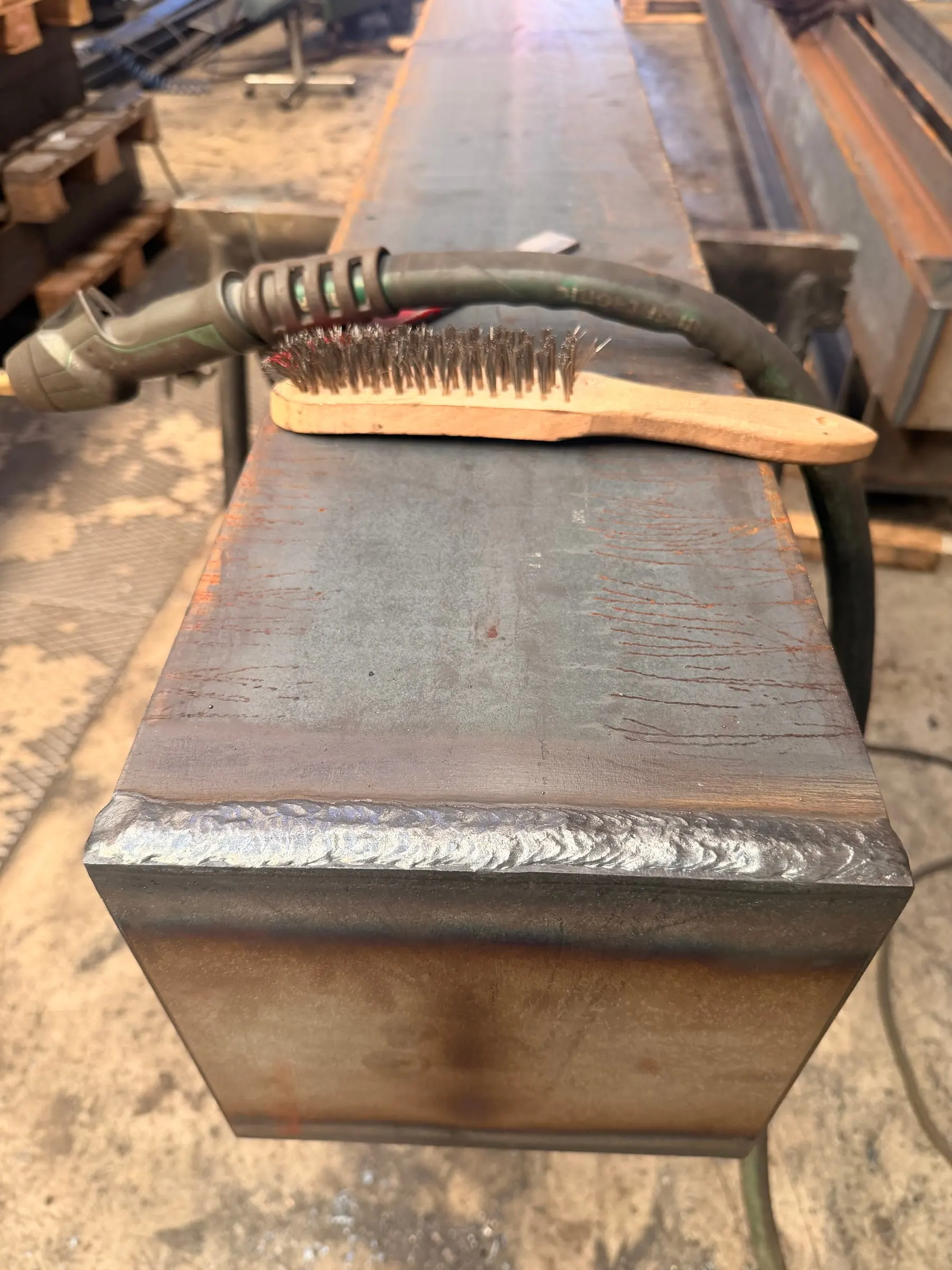 End plate welded to a box girder
