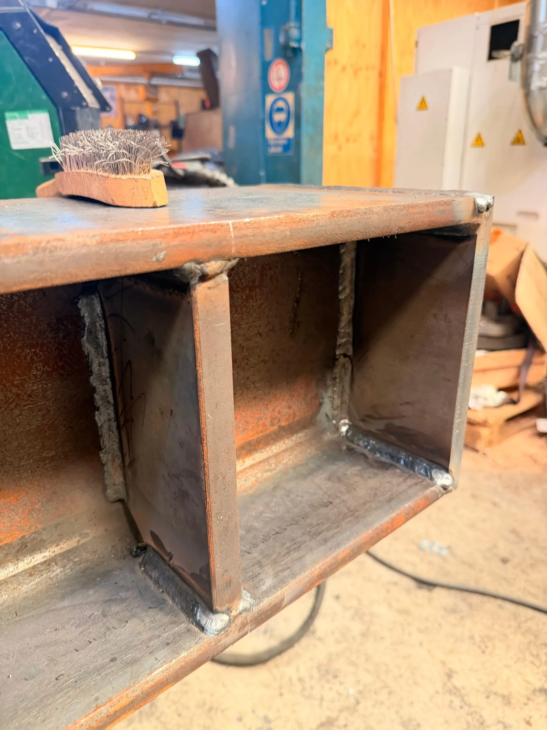 Internal stiffeners in a box girder